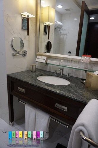 Crimson Hotel Manila Premier Room Bathroom